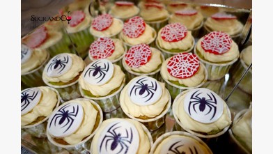 Cupcakes d'anniversaire spider man pour les 4 ans de Aswan Il de France bleu blanc rouge jaune homme araignee