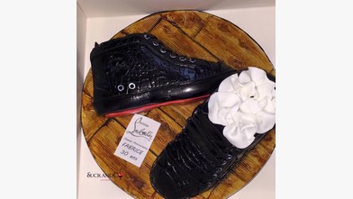 Gâteau sculpter chaussures louboutin pour l'anniversaire des 30 ans fabrice